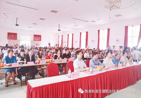 青春，成長(zhǎng)，感恩，責(zé)任成人禮暨新團(tuán)員入團(tuán)儀式