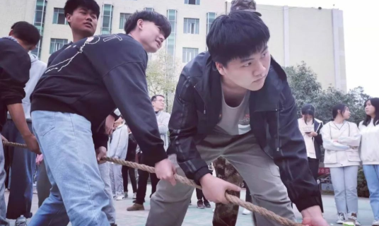 齊心協(xié)力，“繩”彩飛揚(yáng)-我校舉行拔河比賽