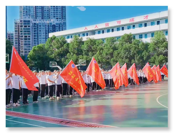“株軌驕子，鏗鏘追夢-我們?yōu)榱烁淖兌鴣?！?022級新生創(chuàng)變營開營儀式