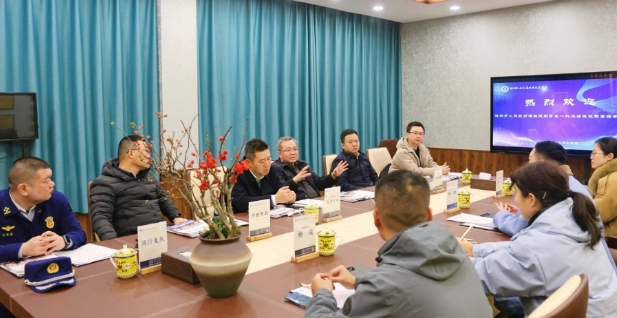 株洲市人民政府副市長(zhǎng)楊勝躍，市人民政府副秘書(shū)長(zhǎng)歐陽(yáng)元初，市教育局李易常局長(zhǎng)一行蒞臨我校視察指導(dǎo)開(kāi)學(xué)工作